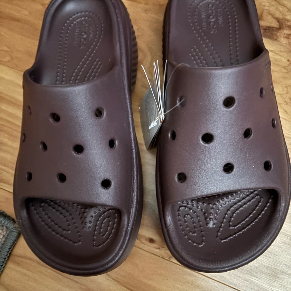 NWT brown crocs. Size 7